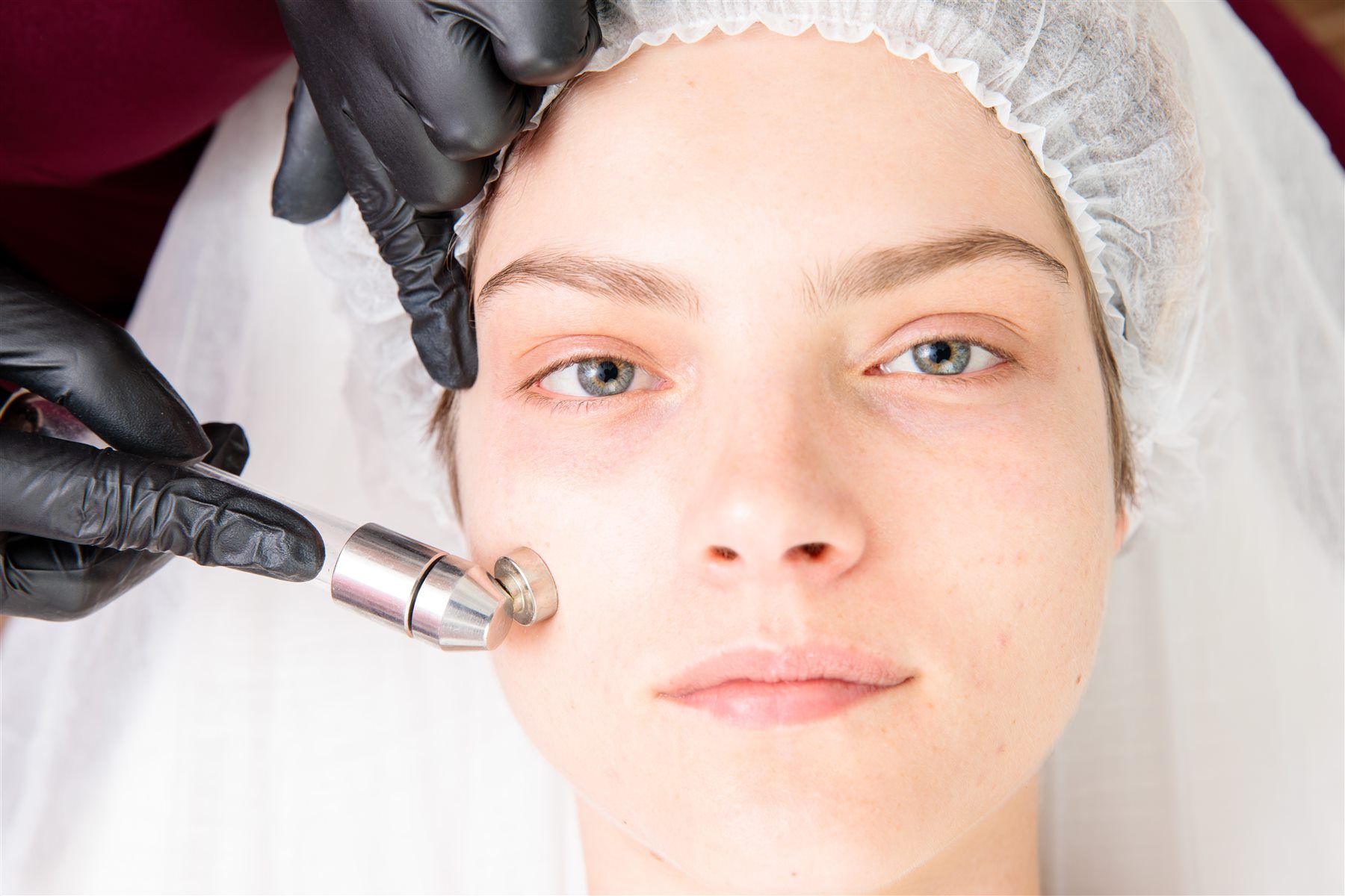 Tratamento de pele realizado por profissional da Clinic